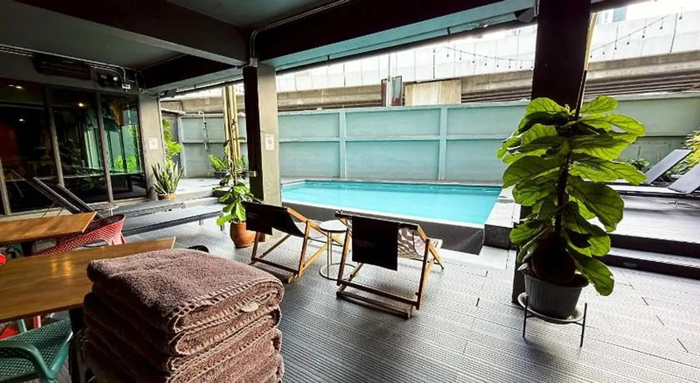 Hotel Ordinary Bangkok Hallenbad