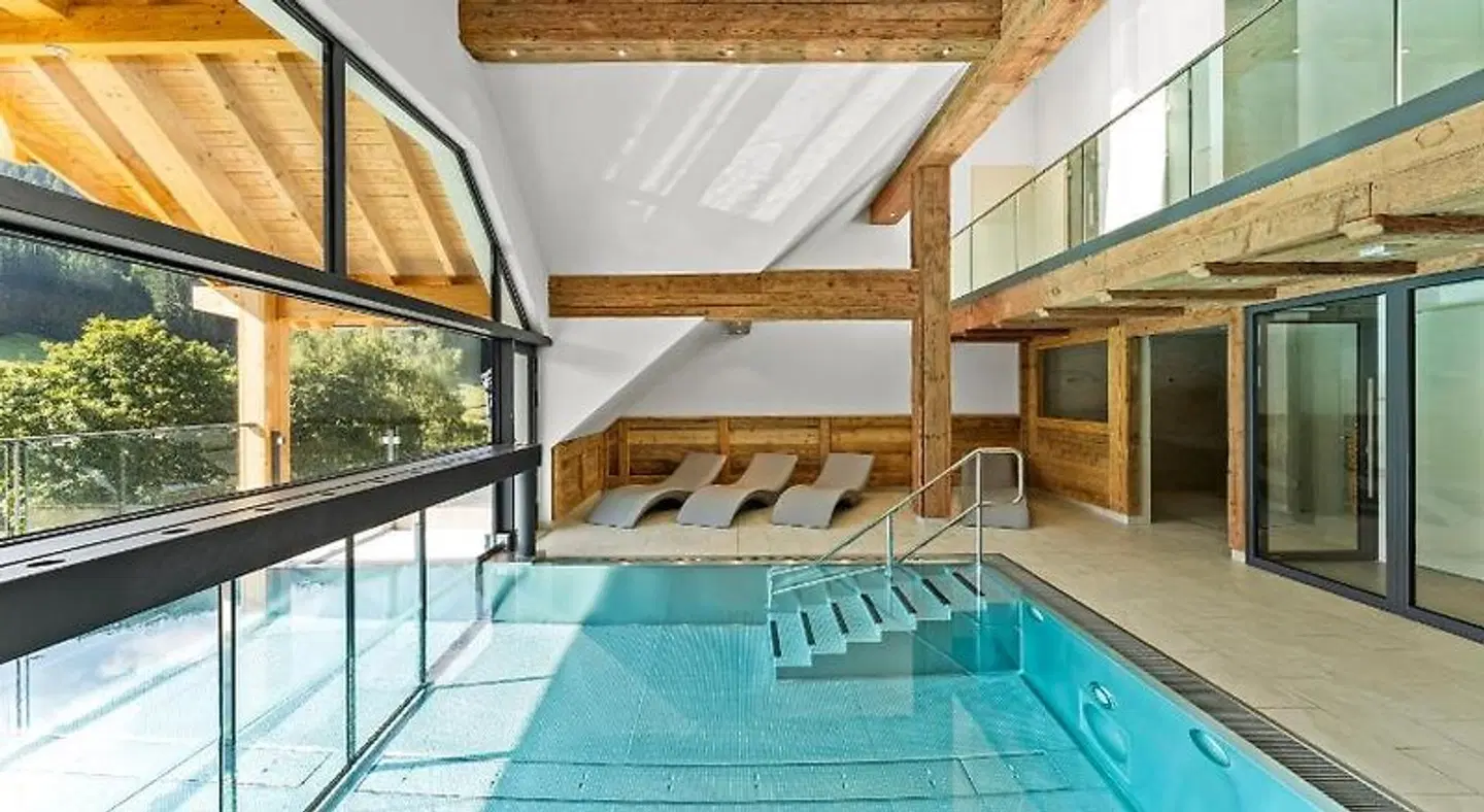 SCHWARZENBACH - Apartments & Rooftop Pool Hallenbad
