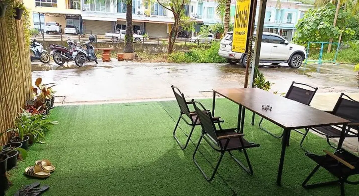 Theppahrak Hostel Khaolak Terrasse