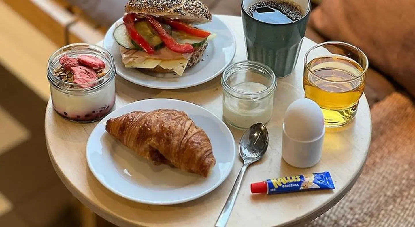 Hotel With Urban Deli Restaurant