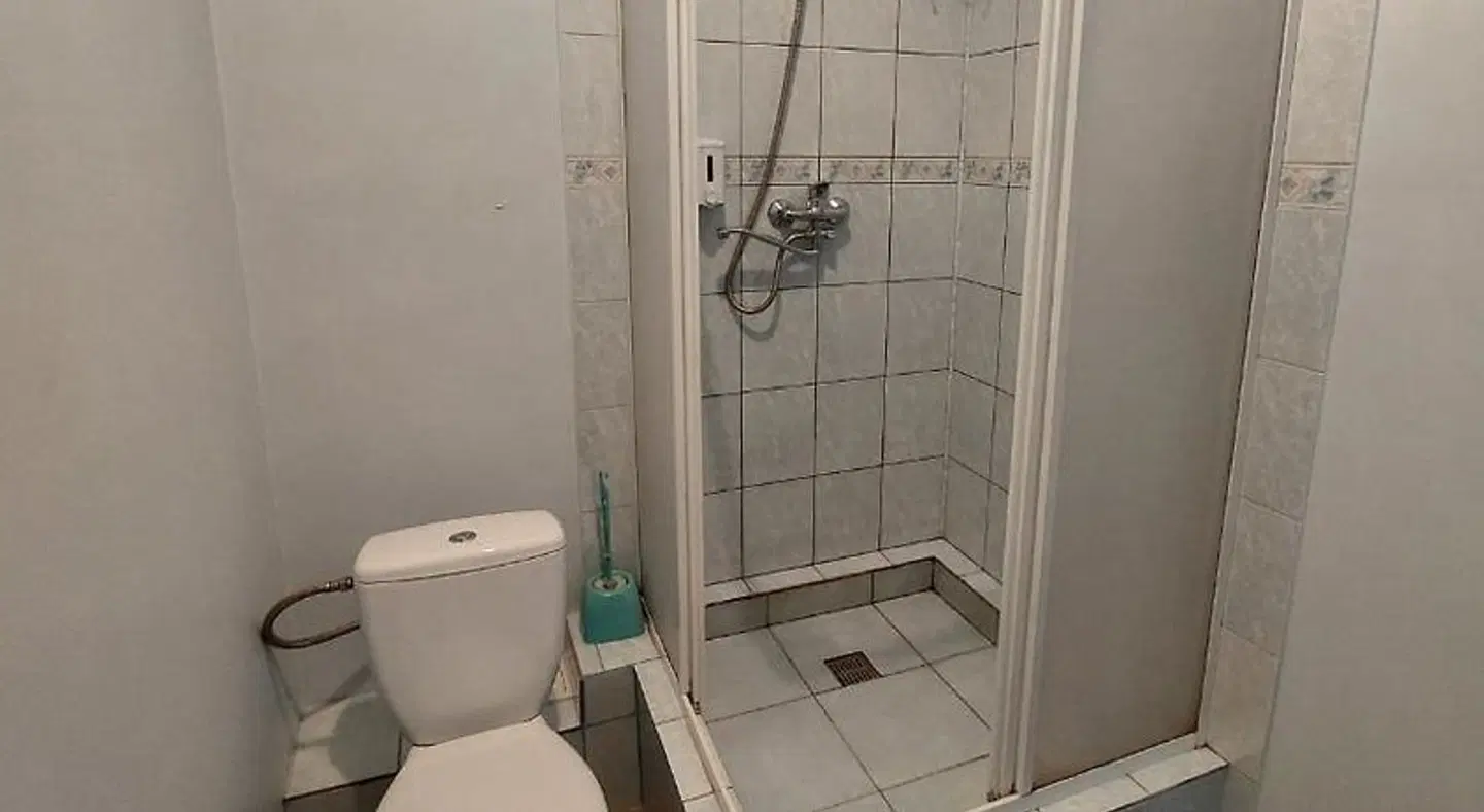 Biplan Guest House Arsenal Badezimmer