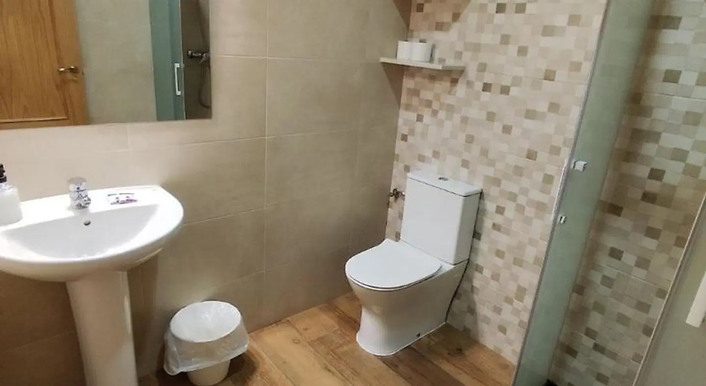 Hostal Hernán Cortés Badezimmer