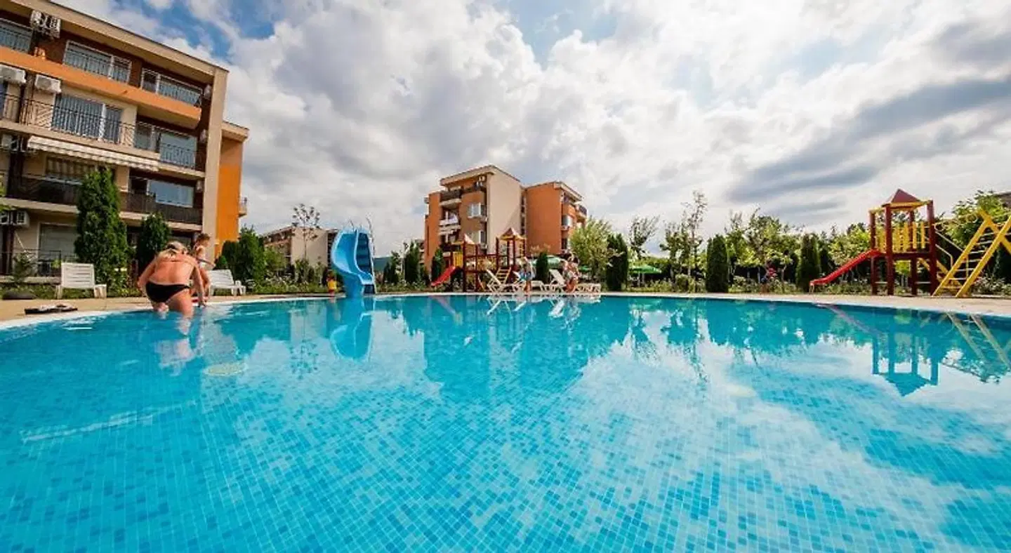 Holiday Garden Hotel OUTDOOR_POOL
