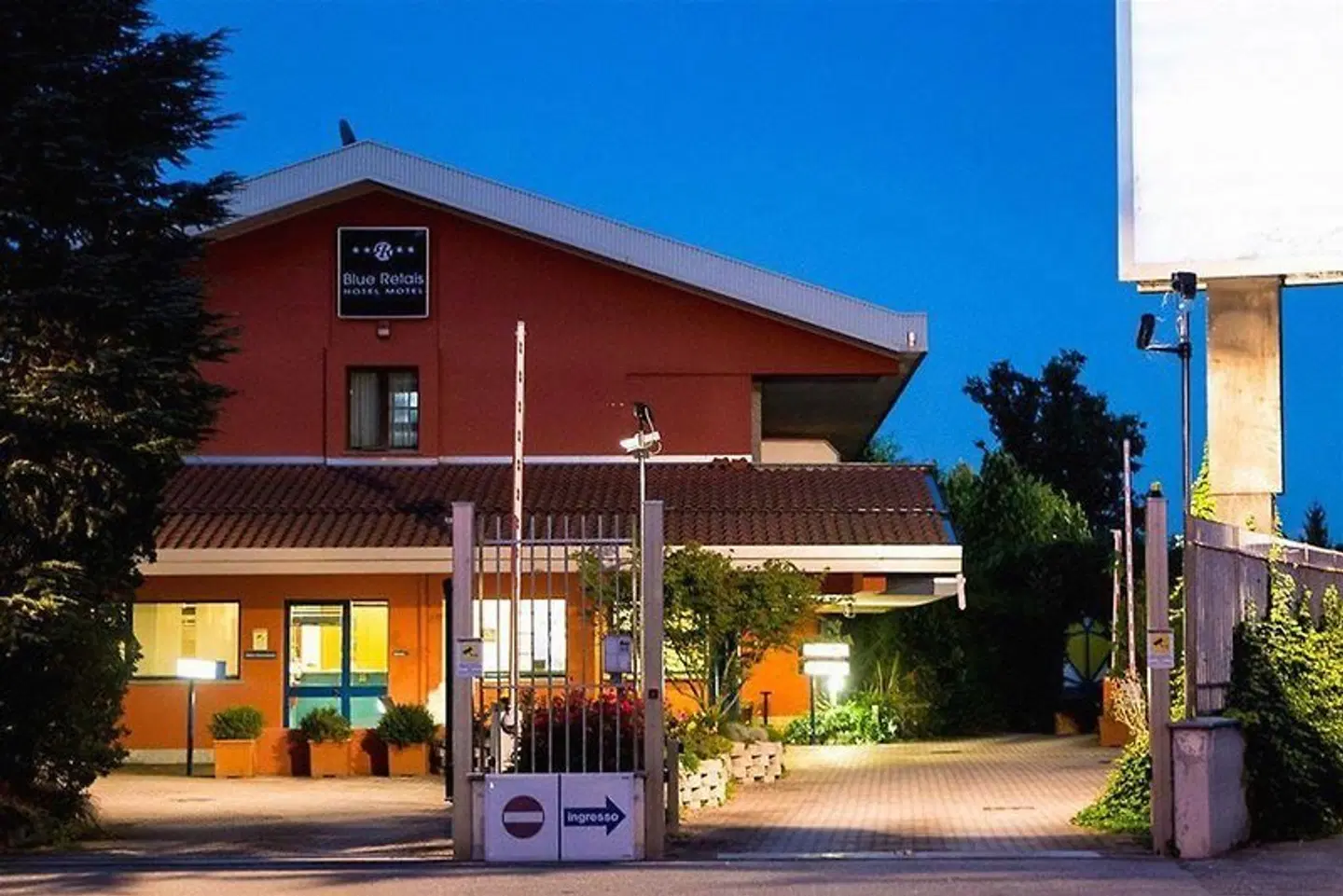 Blue Relais Malpensa Lago Maggiore EXTERIOR