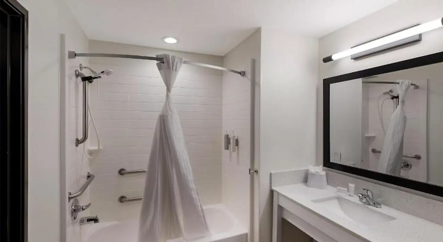 Spark by Hilton Midland South Badezimmer