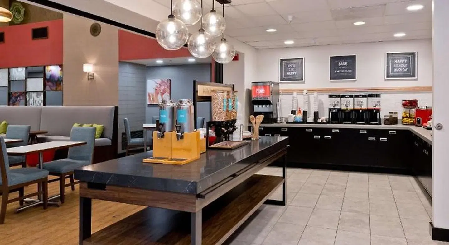 Hampton Inn & Suites Palm Desert LOUNGE_LOBBY