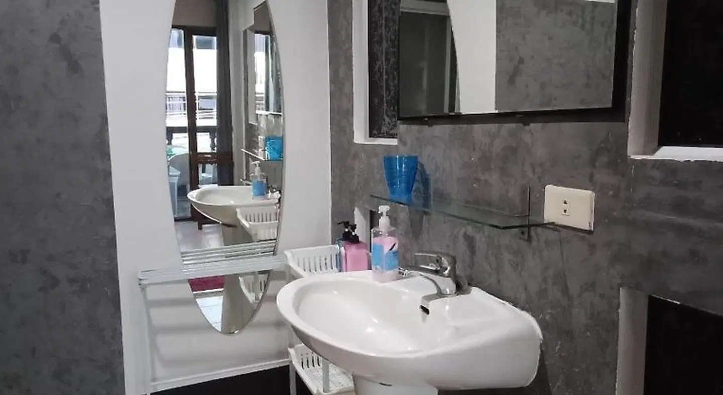 HI Karon Beach Hotel Badezimmer