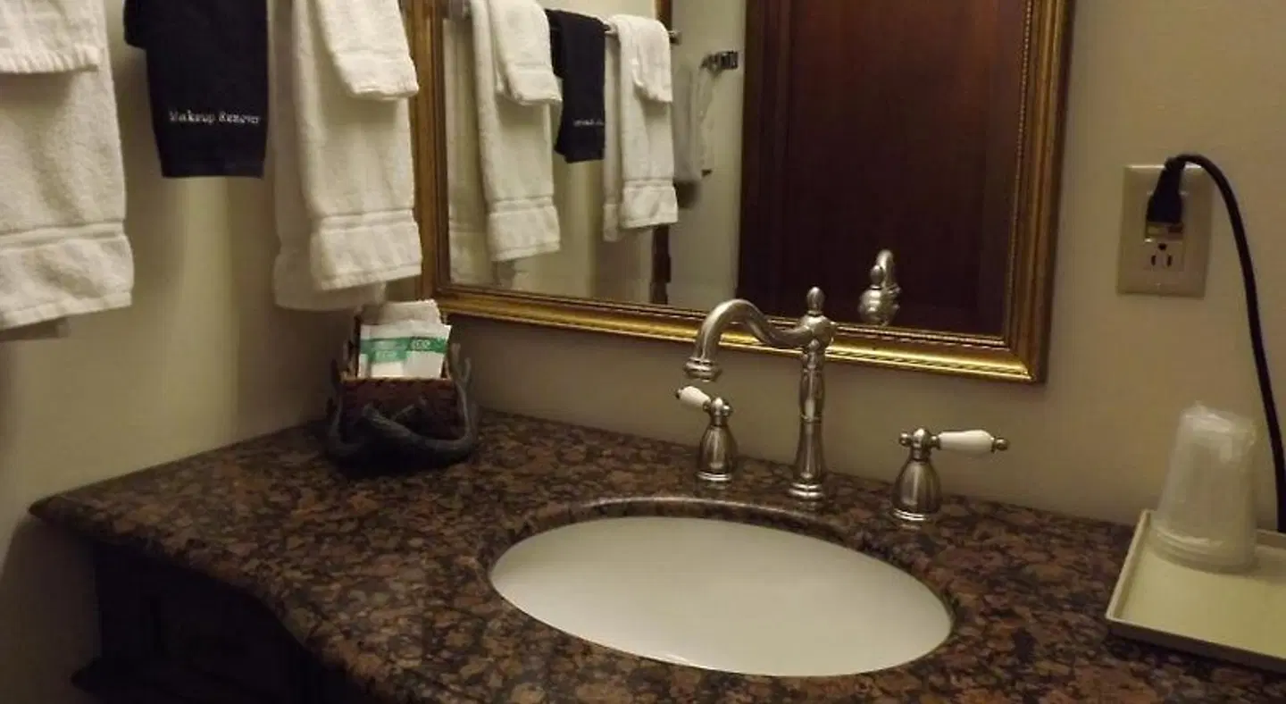 Crest Country Inn Badezimmer