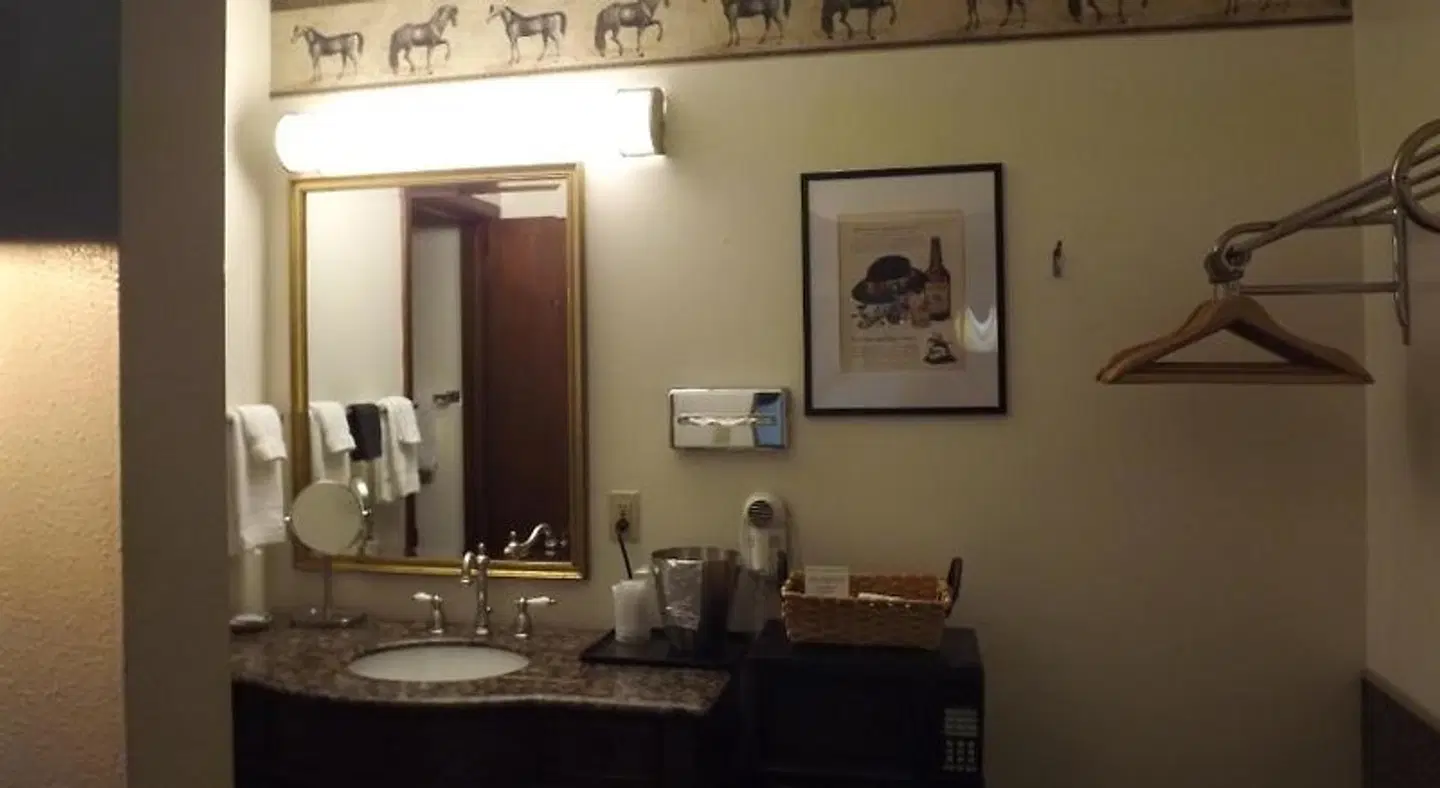 Crest Country Inn ROOM_EXAMPLE