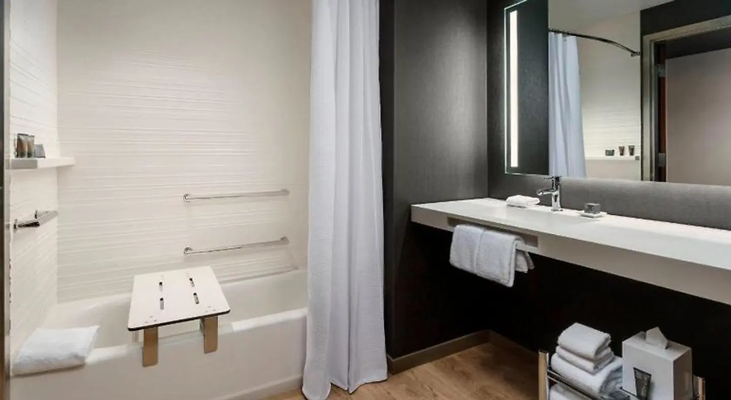 AC Hotel by Marriott Chapel Hill Downtown Badezimmer