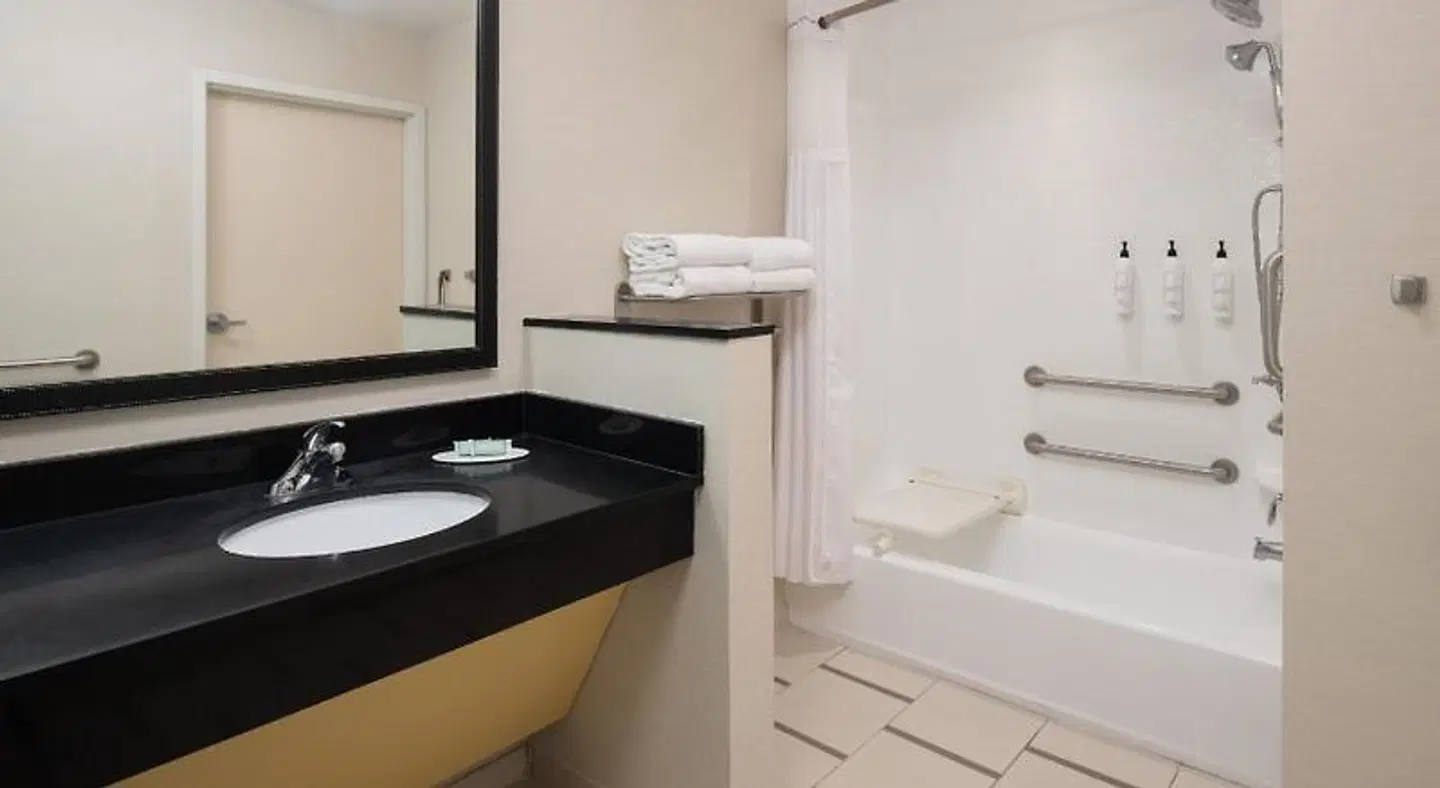 Fairfield by Marriott Inn & Suites Tampa Westshore/Airport Badezimmer