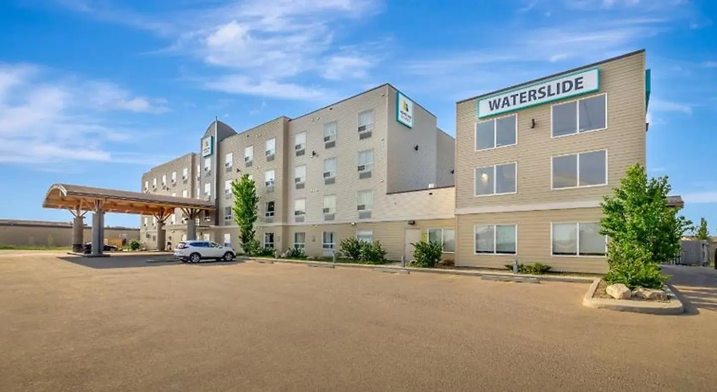 Home Inn & Suites Lloydminster EXTERIOR