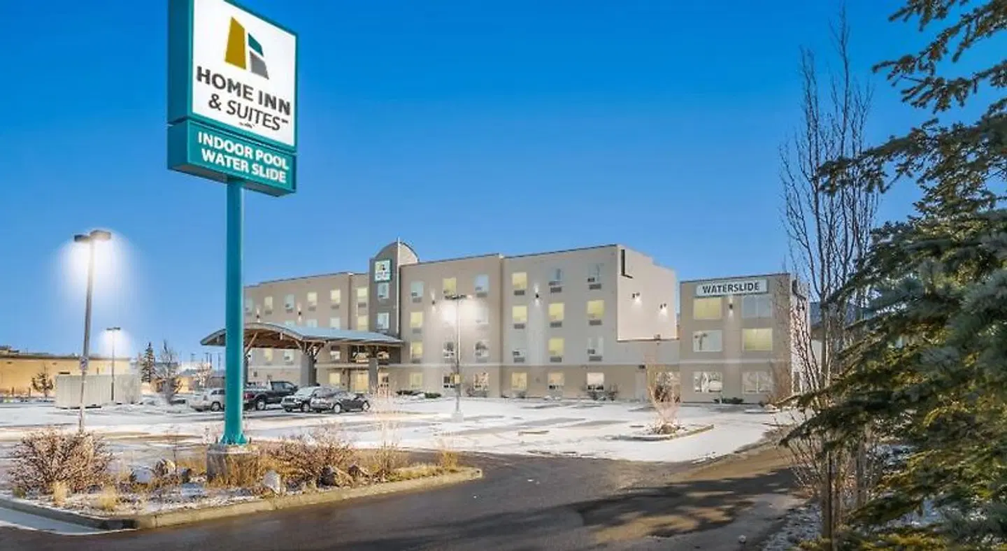 Home Inn & Suites Lloydminster EXTERIOR