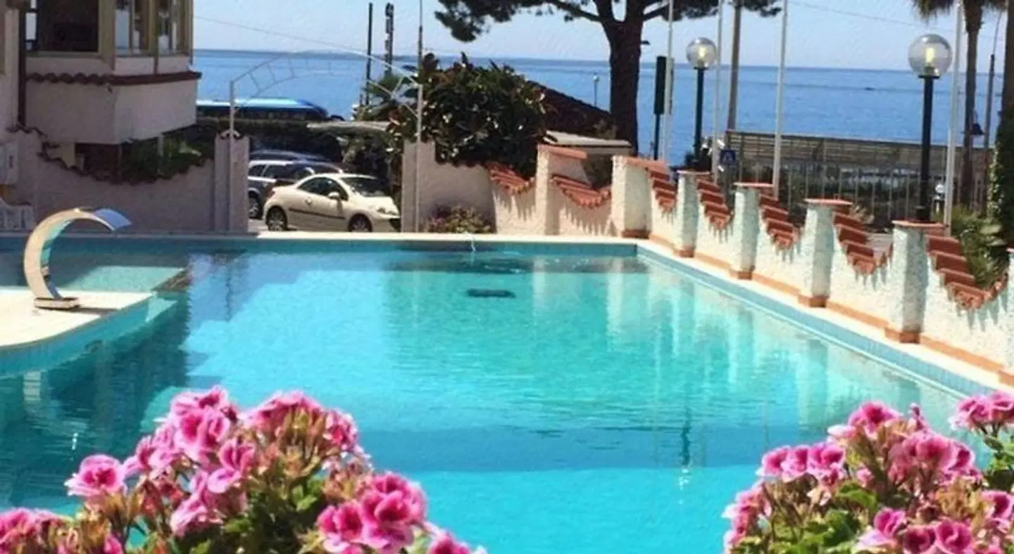 Hotel Ariston Montecarlo OUTDOOR_POOL
