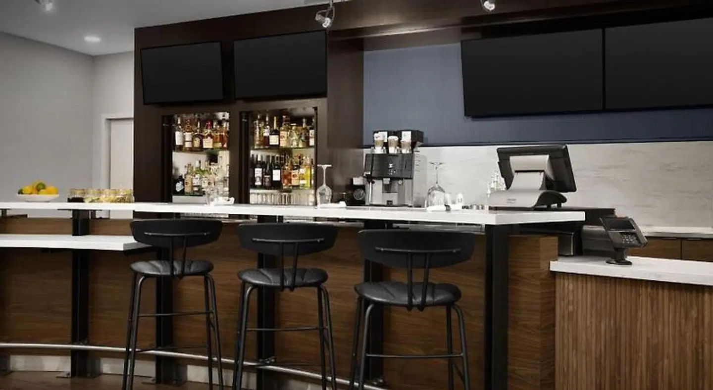 Courtyard by Marriott Dallas Addison/Quorum Drive Bar