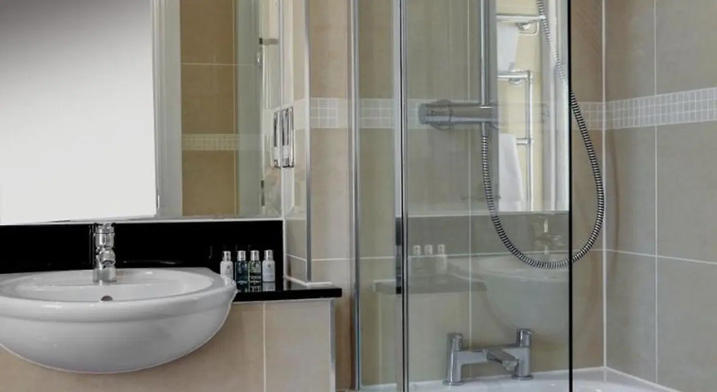 The Norfolk Royale Hotel Badezimmer