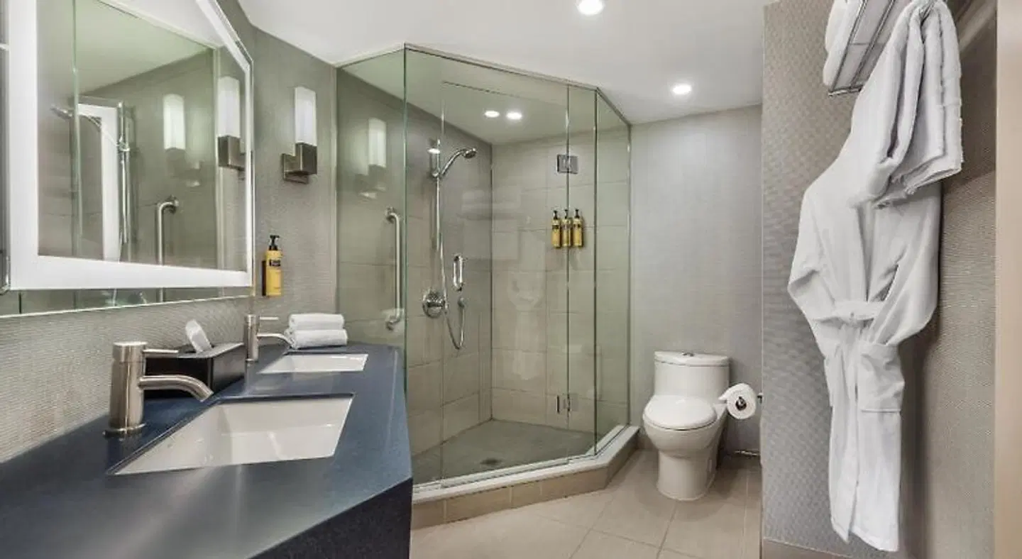Best Western Plus Ottawa City Centre Badezimmer