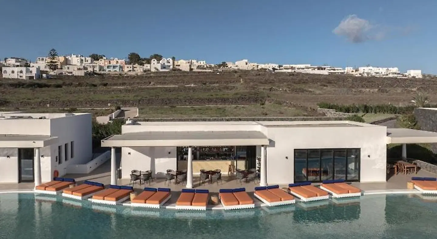 Cresanto Luxury Suites OUTDOOR_POOL