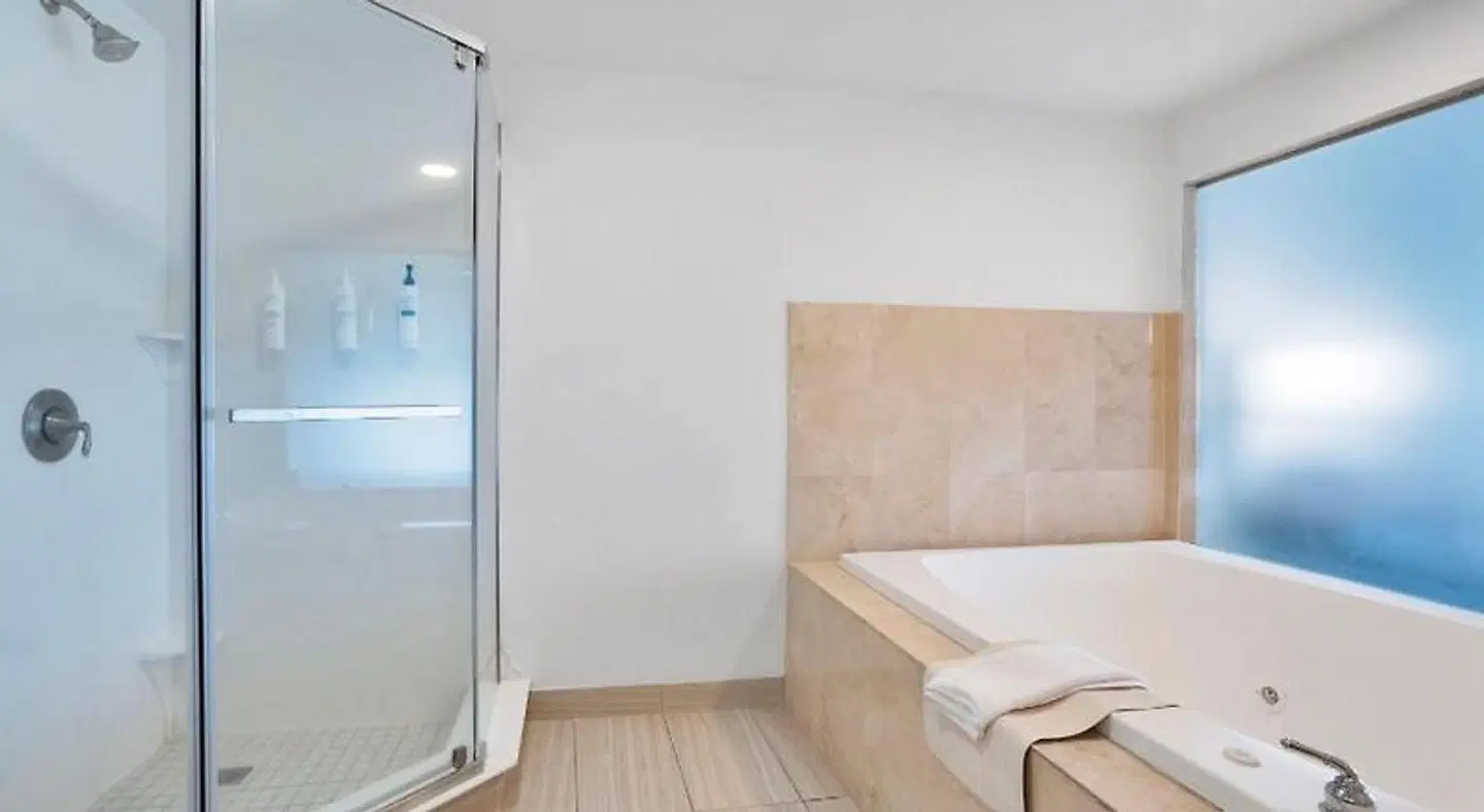 Hilton Garden Inn Jacksonville Airport Badezimmer
