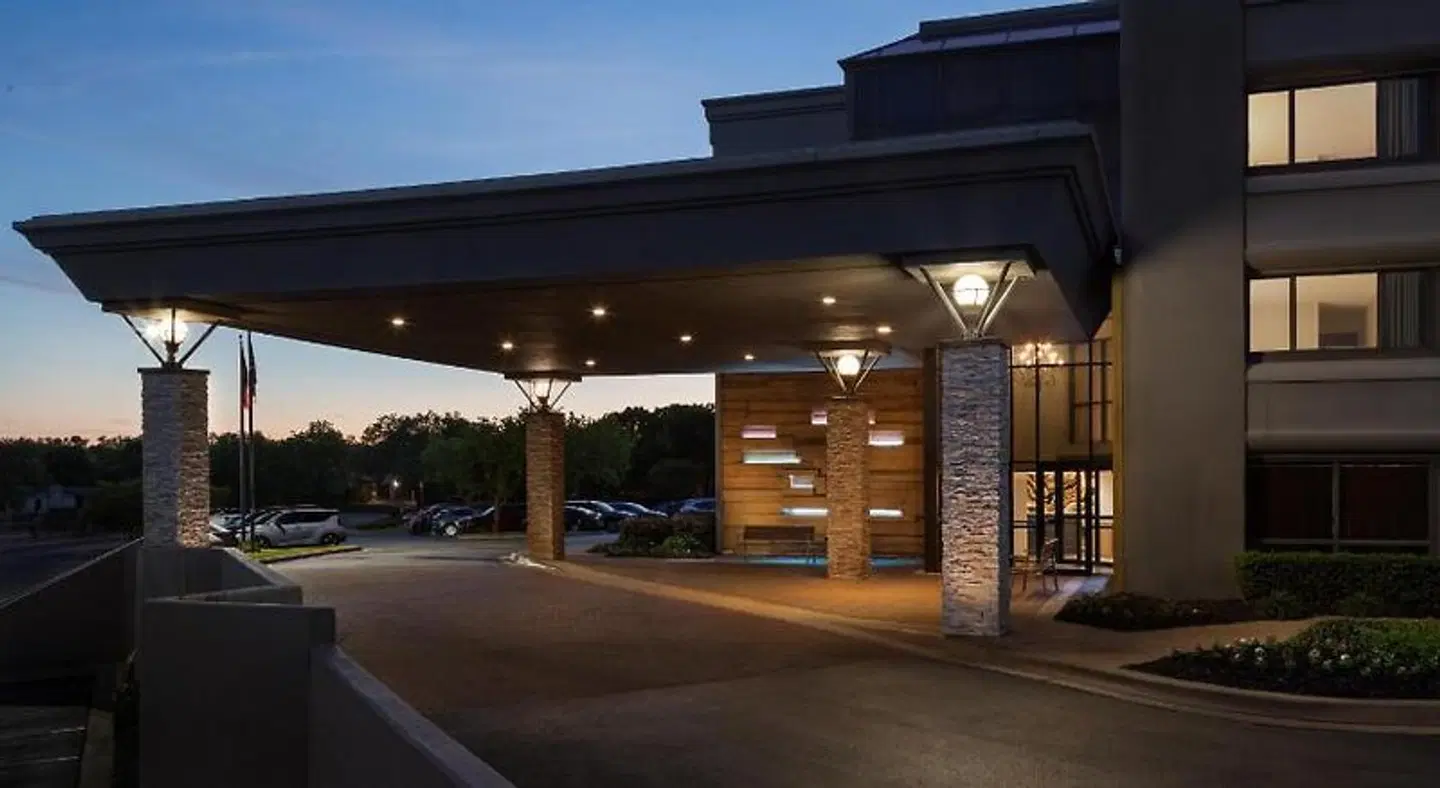 DoubleTree by Hilton Hotel Austin Northwest Arboretum EXTERIOR