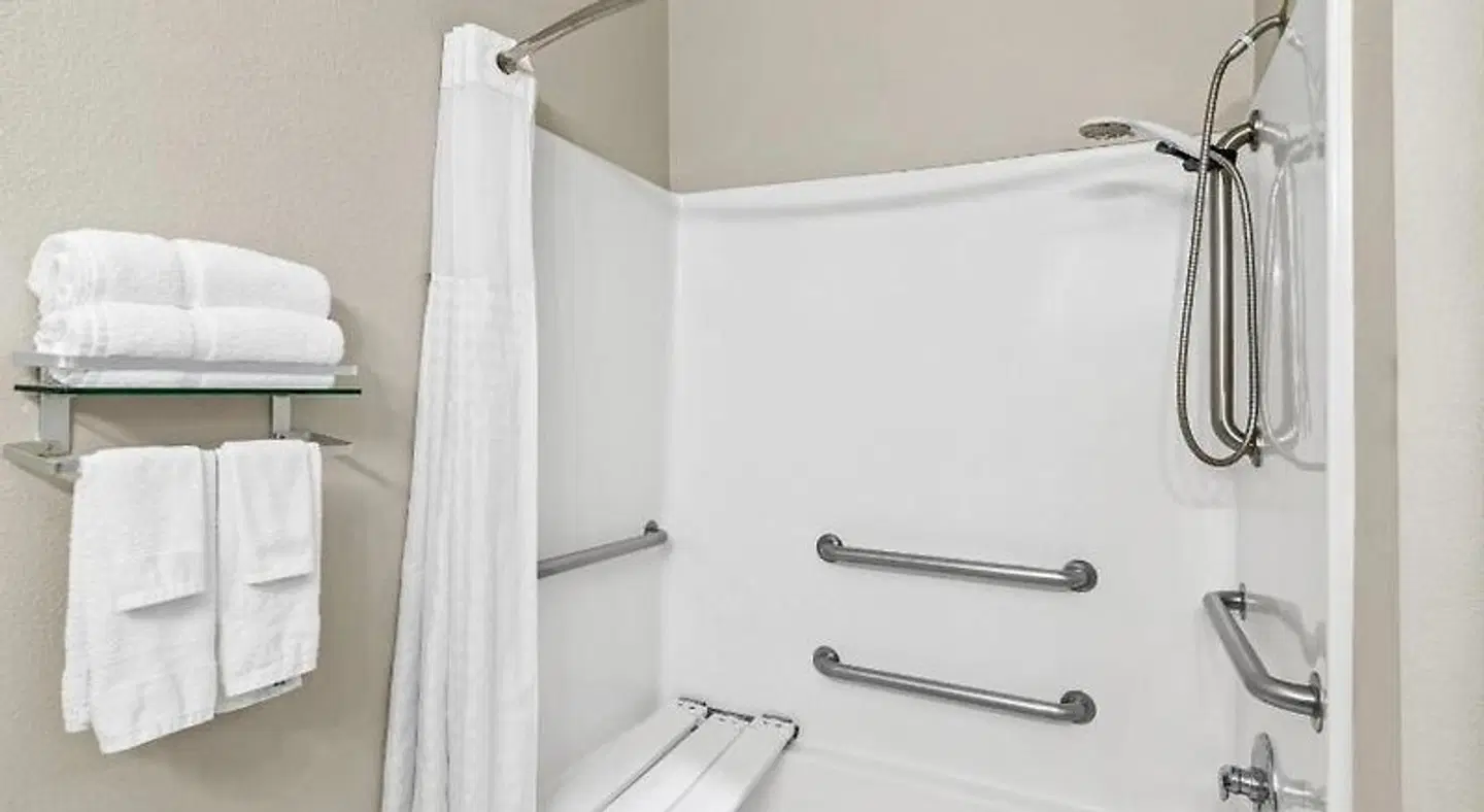 Days Inn by Wyndham Rockdale Texas Badezimmer