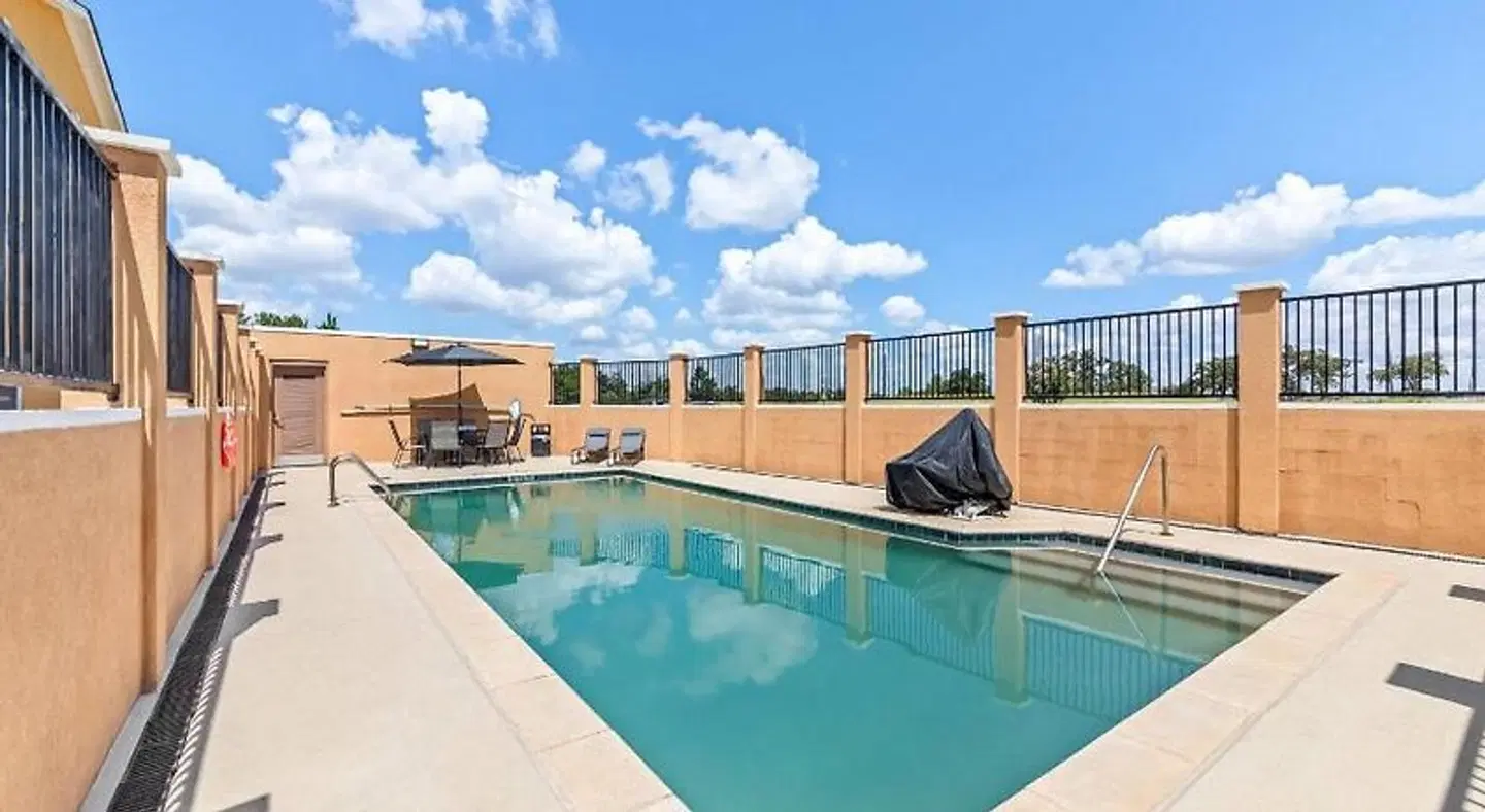 Days Inn by Wyndham Rockdale Texas OUTDOOR_POOL