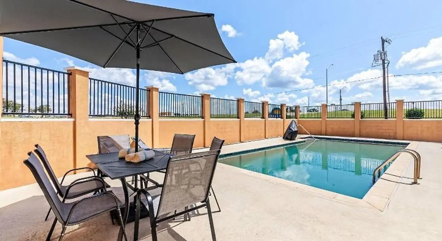 Days Inn by Wyndham Rockdale Texas OUTDOOR_POOL