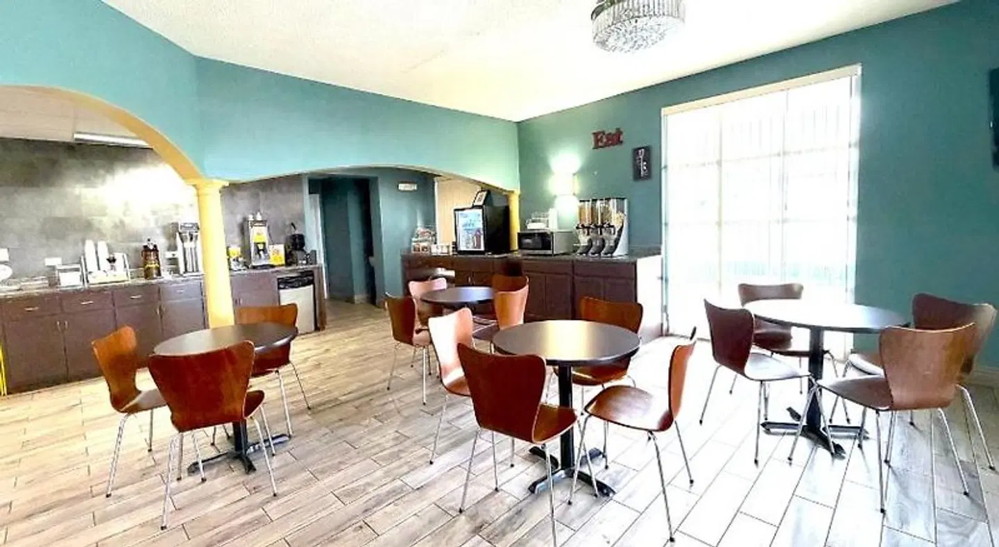 Super 8 by Wyndham Marianna Bar