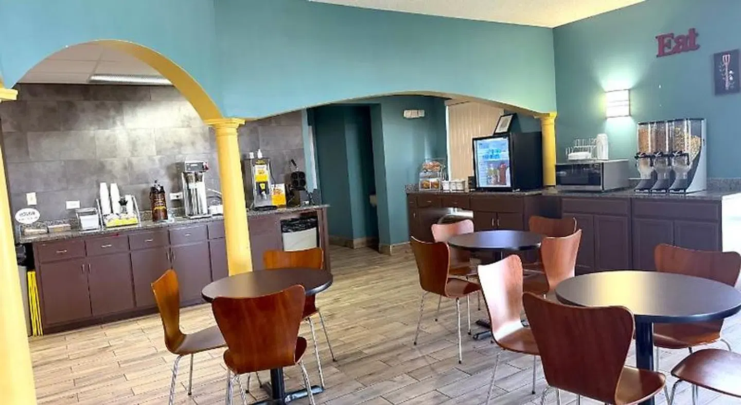 Super 8 by Wyndham Marianna Bar
