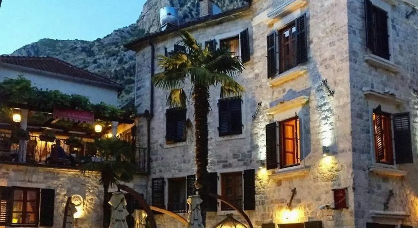 Monte Cristo EXTERIOR