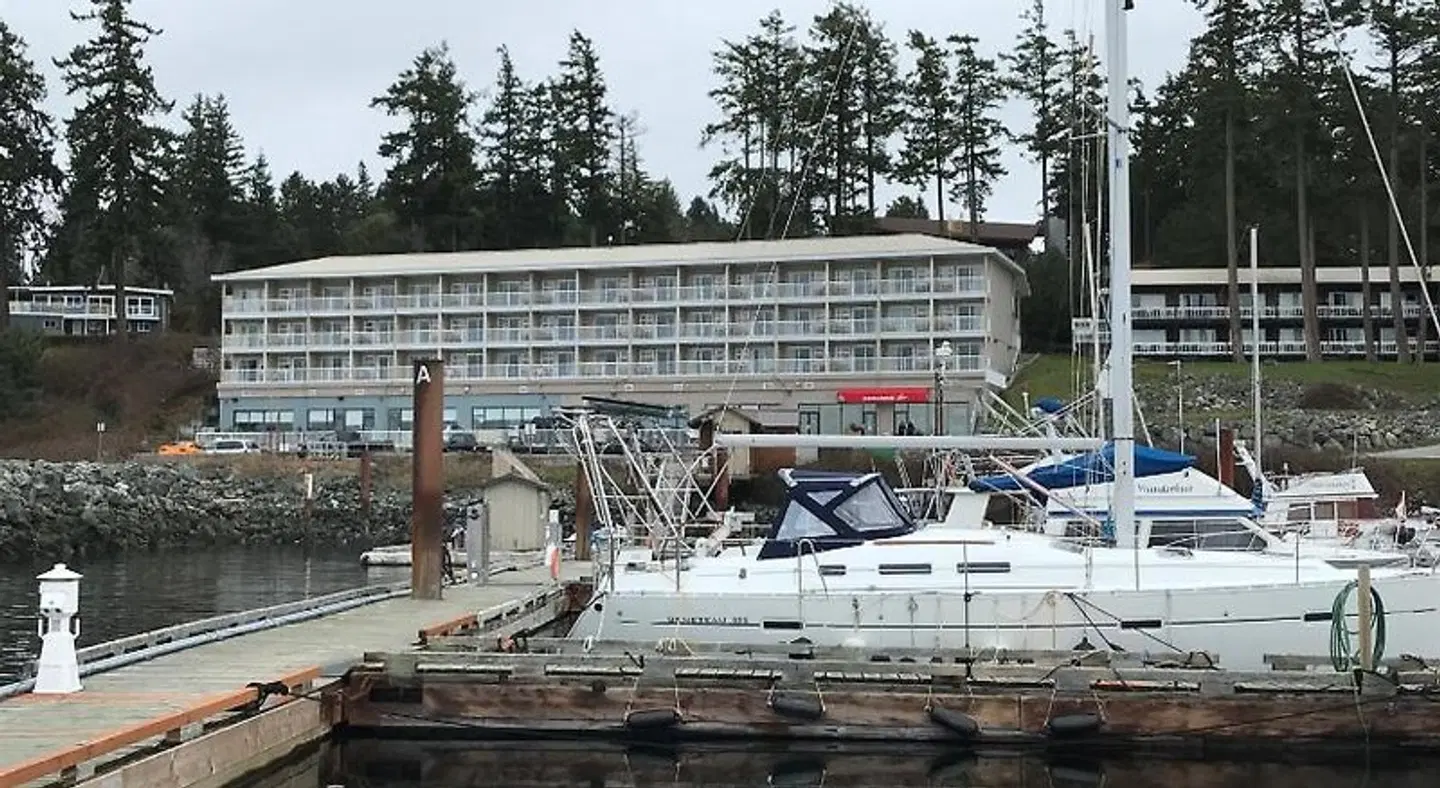 Beach Gardens Resort and Marina EXTERIOR