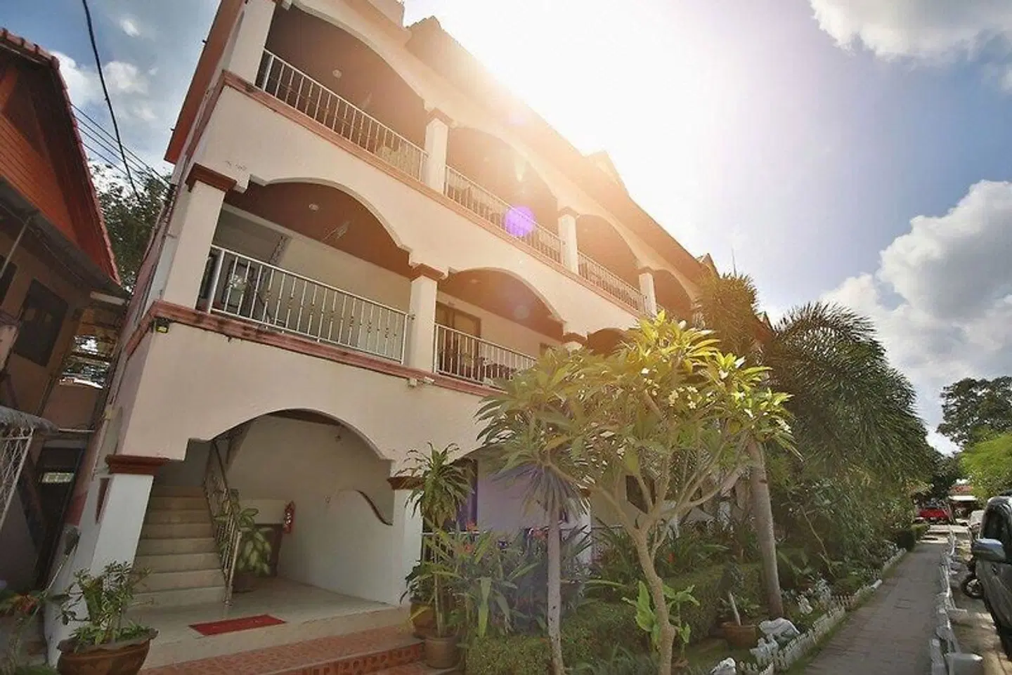 Lotus Friendly Hotel EXTERIOR