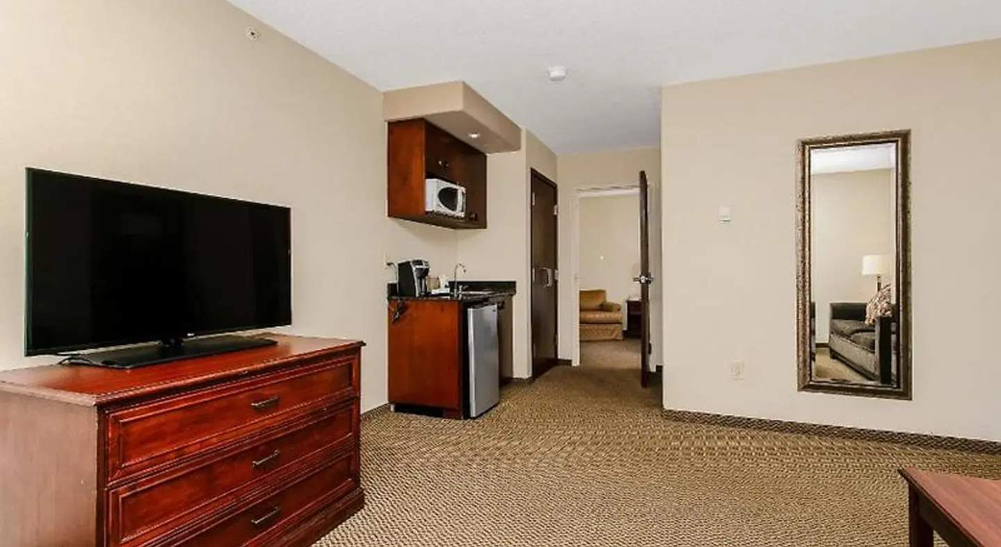 Holiday Inn & Suites Lloydminster by IHG ROOM_EXAMPLE