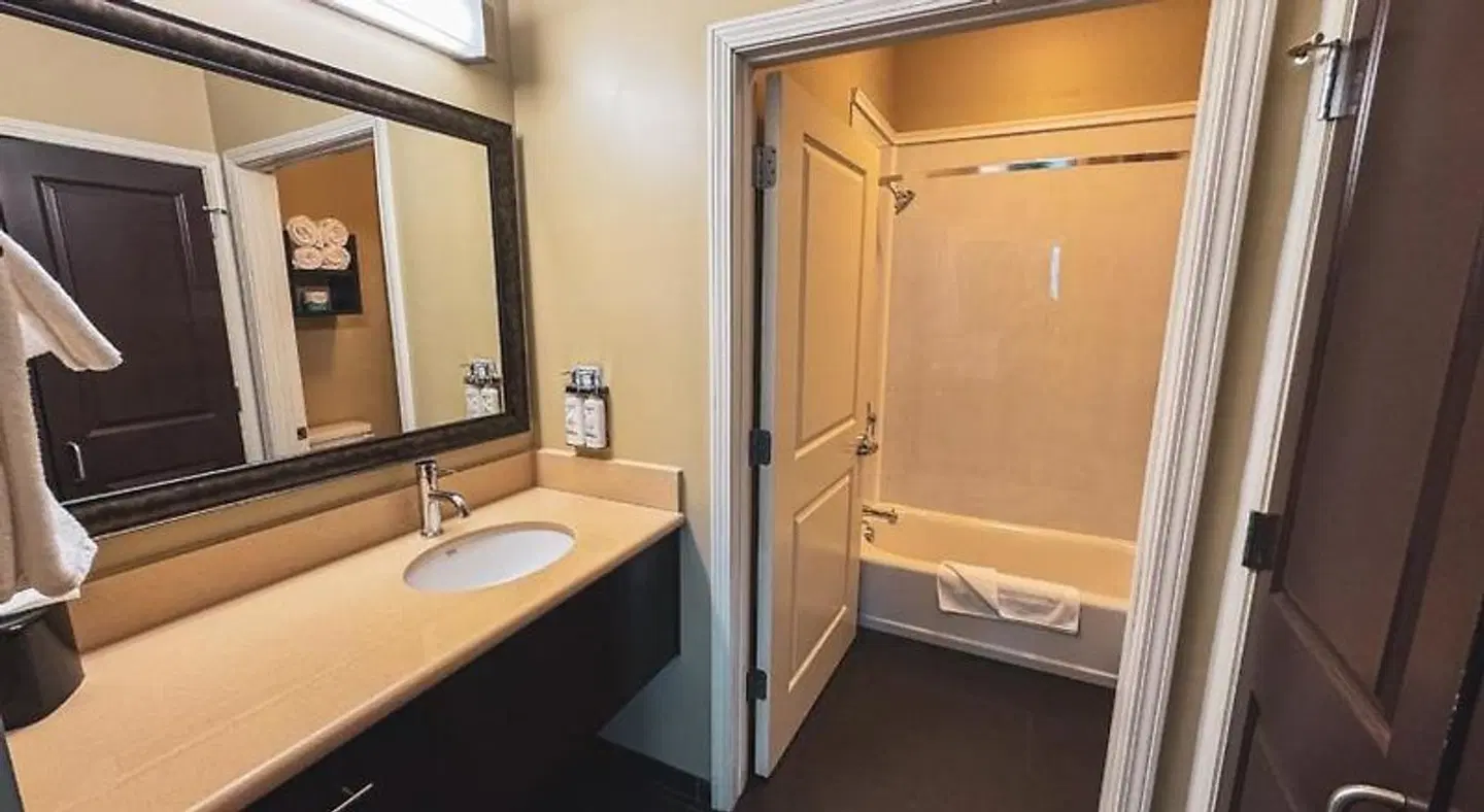 Staybridge Suites Marquette by IHG Badezimmer