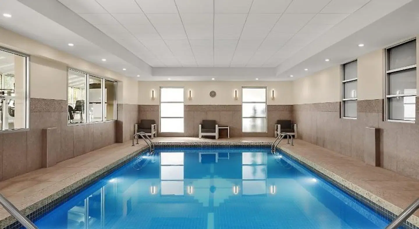 Holiday Inn Calgary Airport by IHG Hallenbad