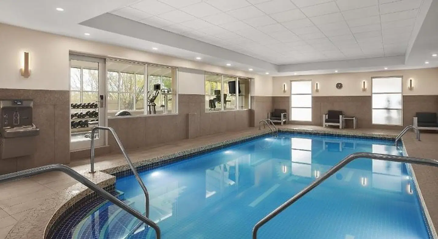 Holiday Inn Calgary Airport by IHG Hallenbad