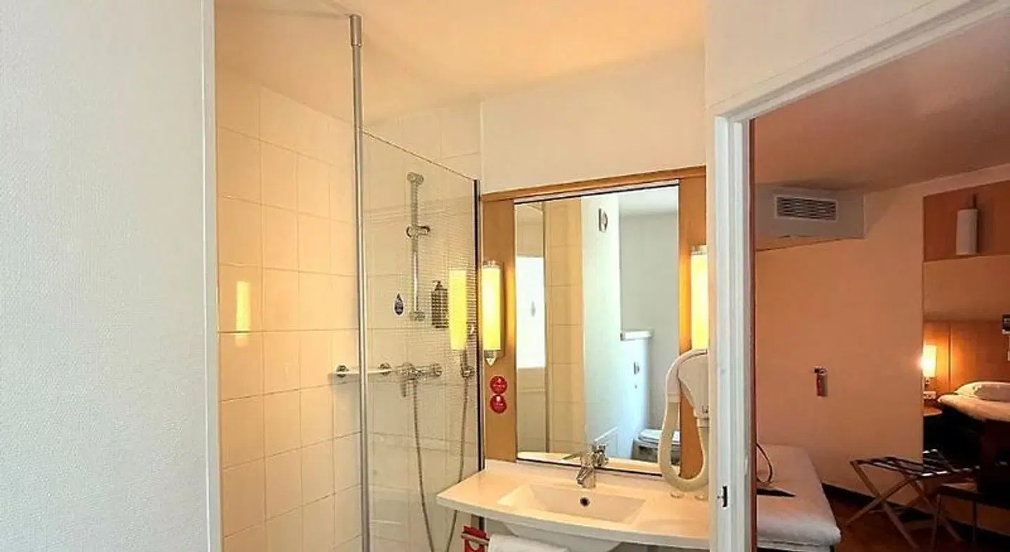 ibis Angers Centre Château Badezimmer