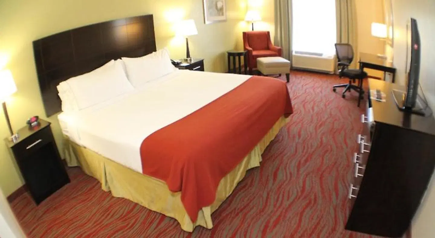 Holiday Inn Express & Suites Indianapolis North - Carmel by IHG ROOM_EXAMPLE