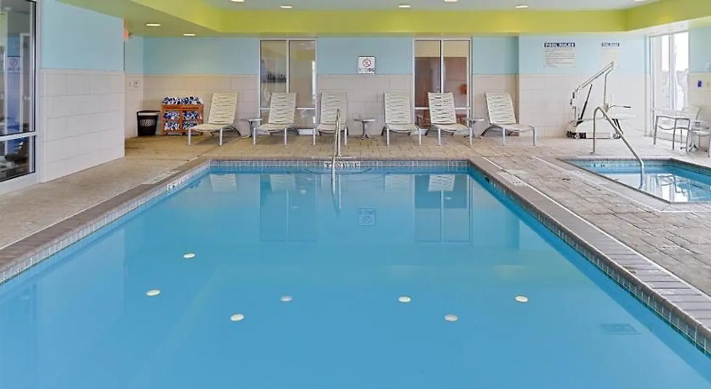 Holiday Inn Express & Suites Terre Haute by IHG Hallenbad