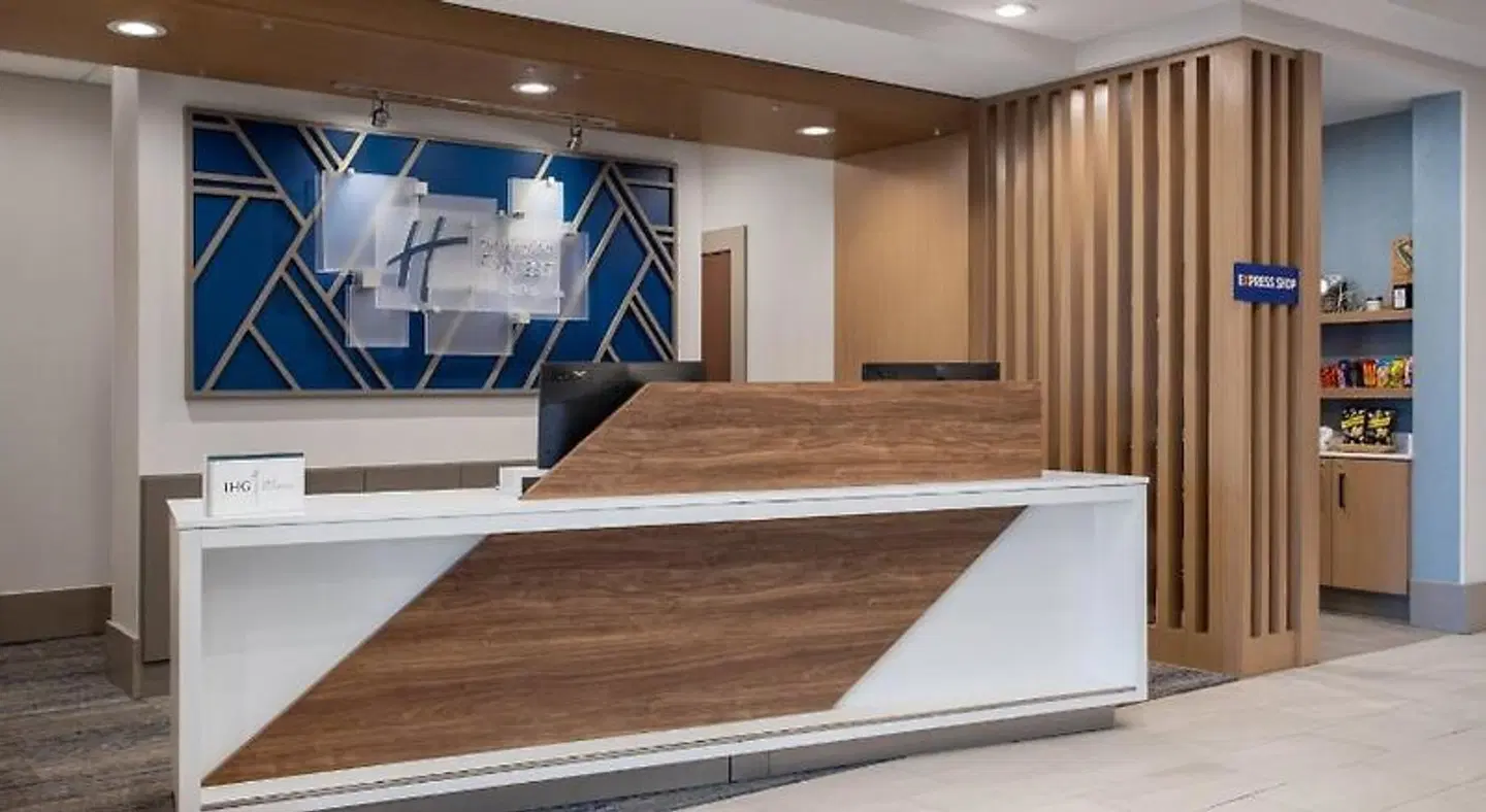 Holiday Inn Express & Suites Terre Haute by IHG ROOM_EXAMPLE