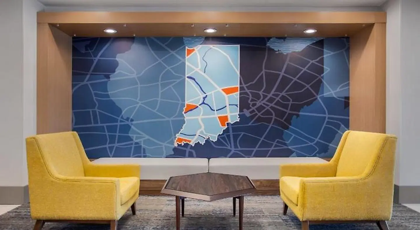 Holiday Inn Express & Suites Terre Haute by IHG Bar