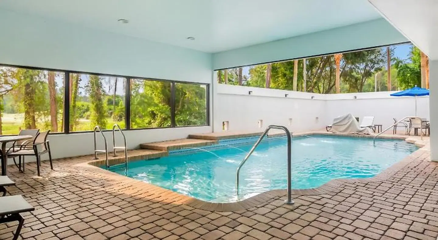 Holiday Inn Exp.&Suites South East/Medical Ctr Area Hallenbad