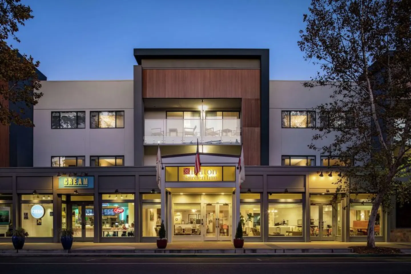 Hilton Garden Inn Davis Downtown EXTERIOR
