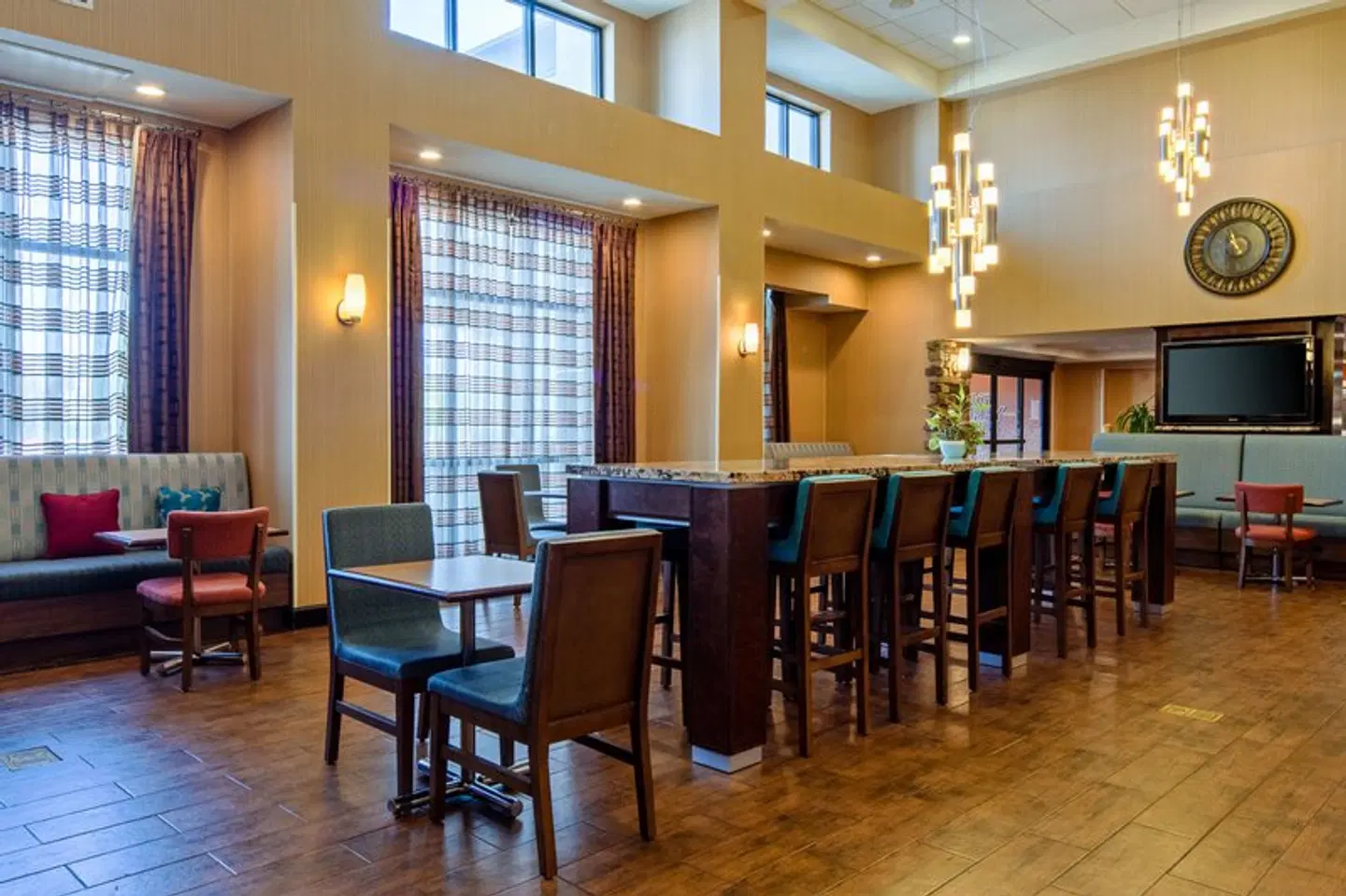 Hampton Inn & Suites Bakersfield/Hwy 58, CA Bar