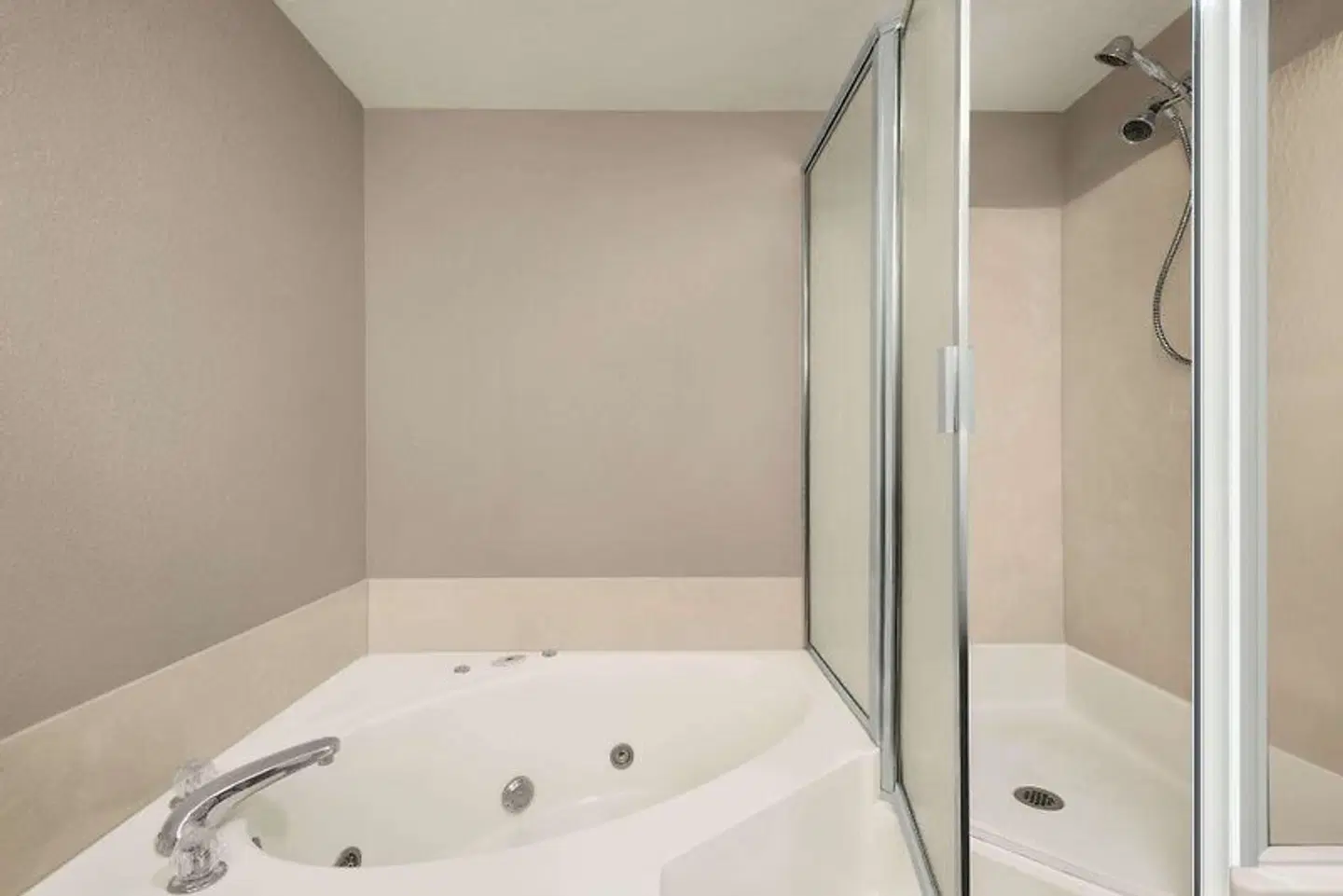 Baymont Inn & Suites Washington Badezimmer