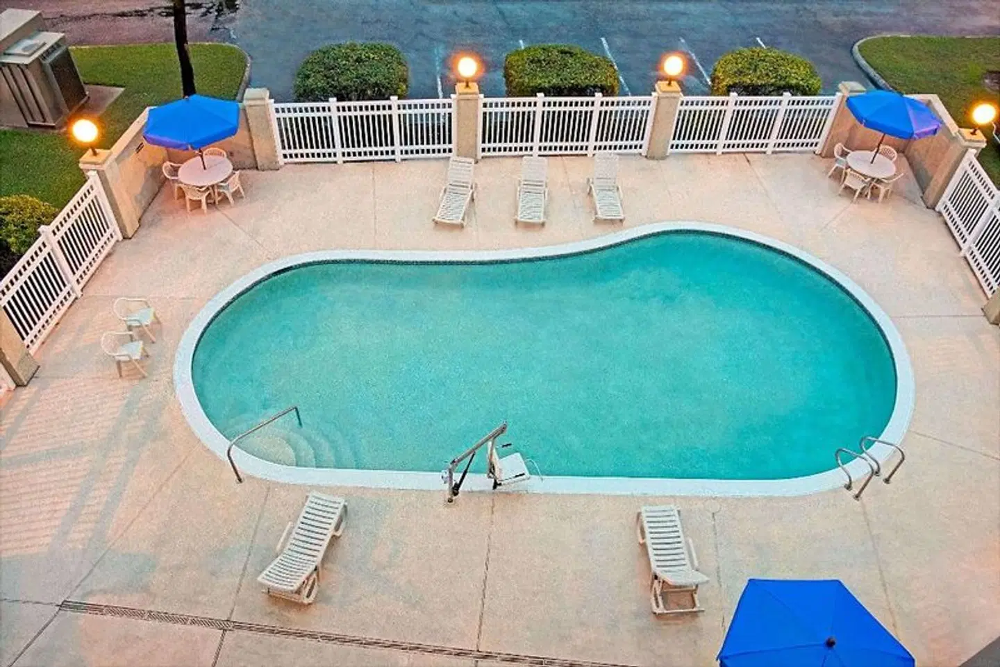 Baymont by Wyndham Conroe OUTDOOR_POOL