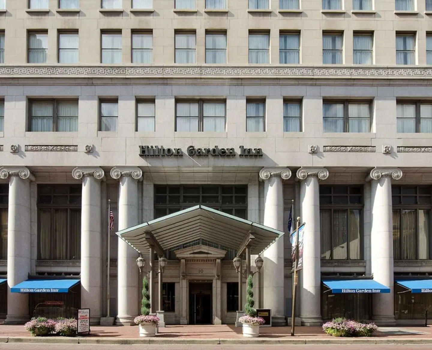 Hilton Garden Inn Indianapolis Downtown EXTERIOR