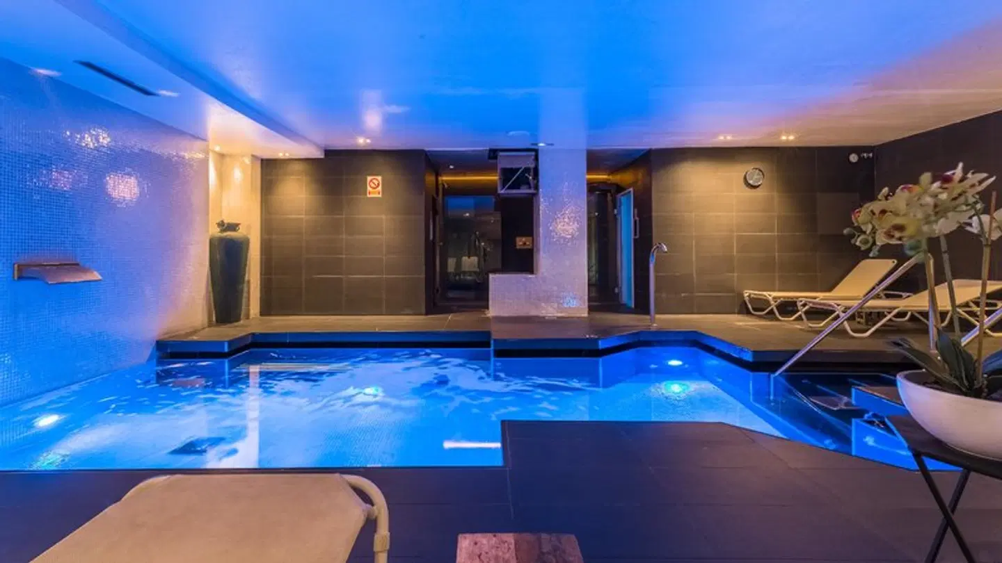 Grums Barcelona Hotel&Spa Hallenbad