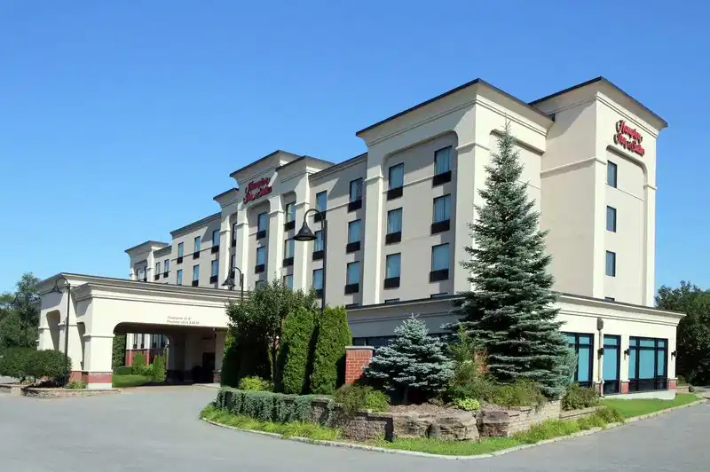 Hampton Inn & Suites by Hilton Laval – Hotelfoto