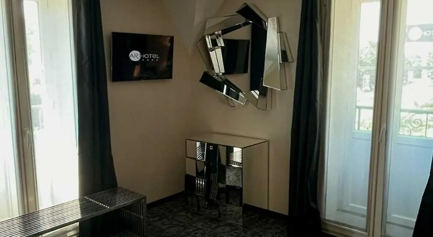 Art Hotel ROOM_EXAMPLE